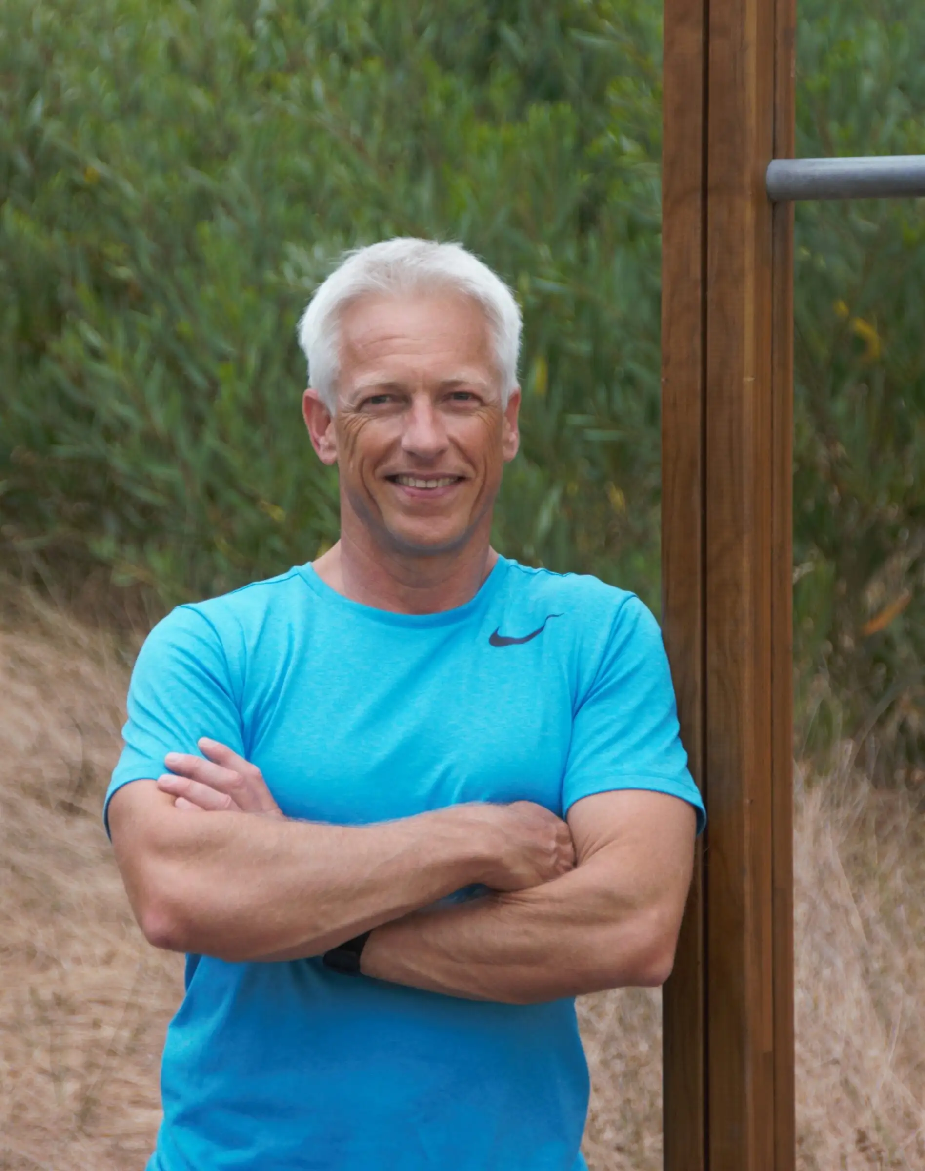 Uwe Schapeit, Personal Trainer aus Nordrach, mit verschränkten Armen an einer Outdoor-Reckstange